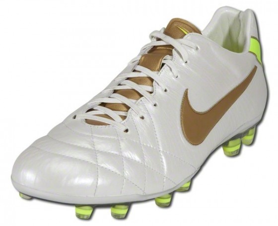 Mansión ornamento Oír de Nike Tiempo Legend IV Released in White/Metallic Gold - Soccer Cleats 101